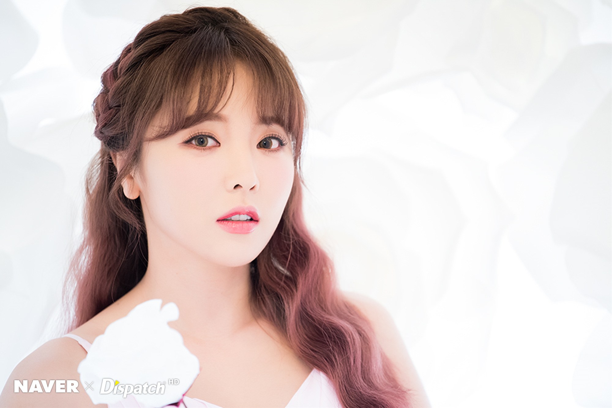 Hong Jin Young Песня