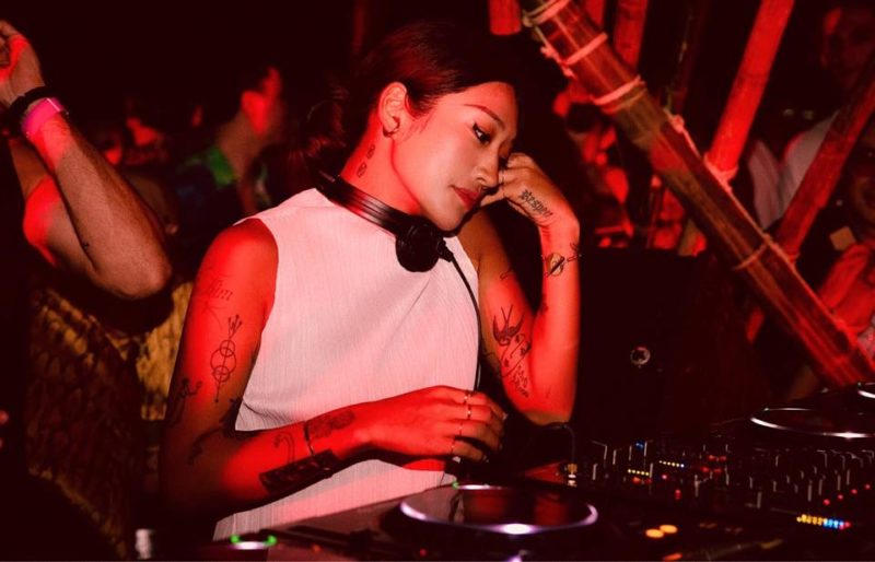 Peggy gou it goes like. Peggy Gou. Peggy Gou DJ. Пегги диджей девушка. ТЕХНОКОБРА.